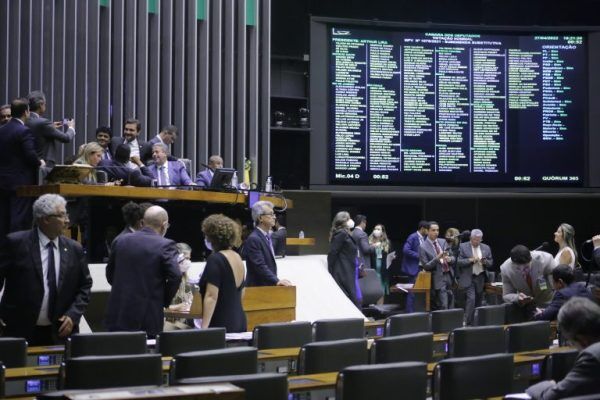 Câmara aprova MP que torna benefício de R$ 400 permanente aos que recebem o Auxílio Brasil