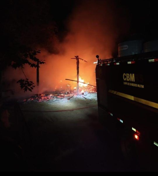 Incêndio destrói aviário em Putinga