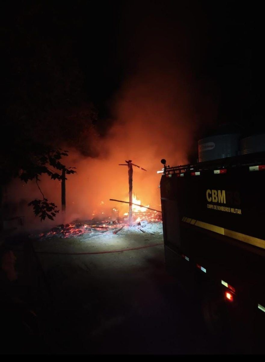 Incêndio destrói aviário em Putinga