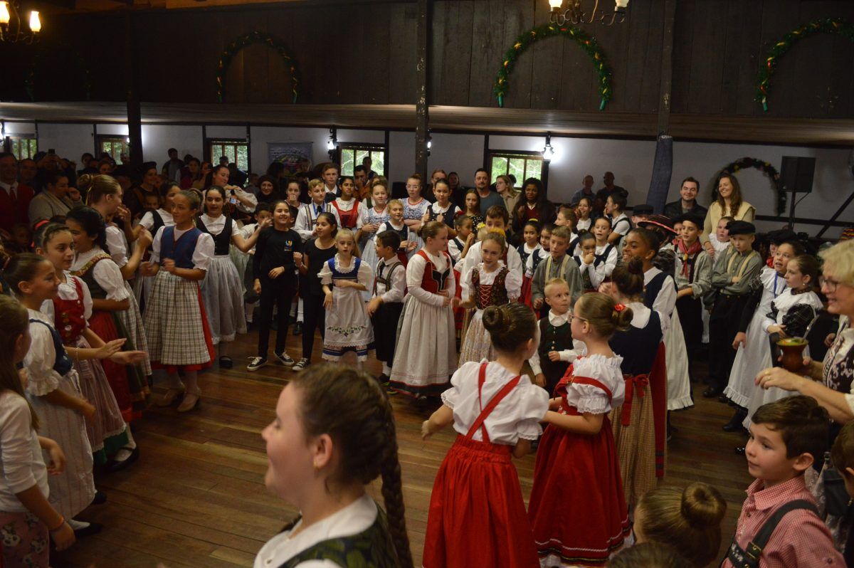 Encontro de grupos de dança evidencia a cultura alemã em Lajeado