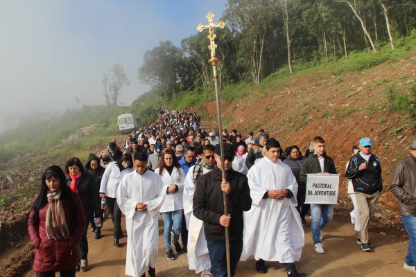 Caminhada e missa aos pés do Cristo Protetor mobilizam centenas de fiéis
