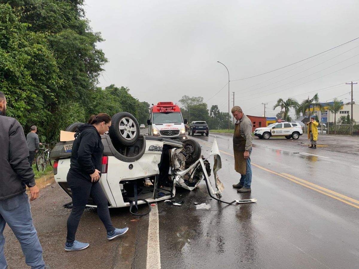 Capotamento deixa três feridos na ERS-130