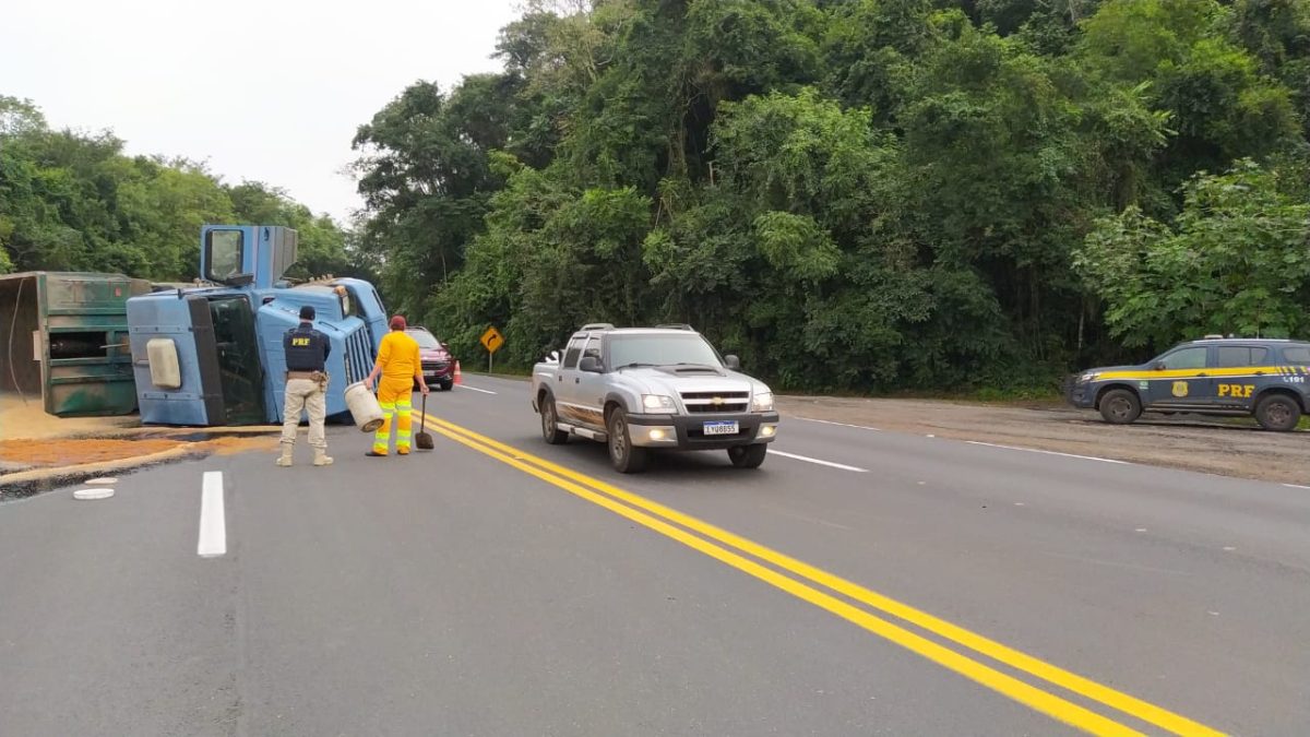 Caminhão tomba na BR-386, em Pouso Novo