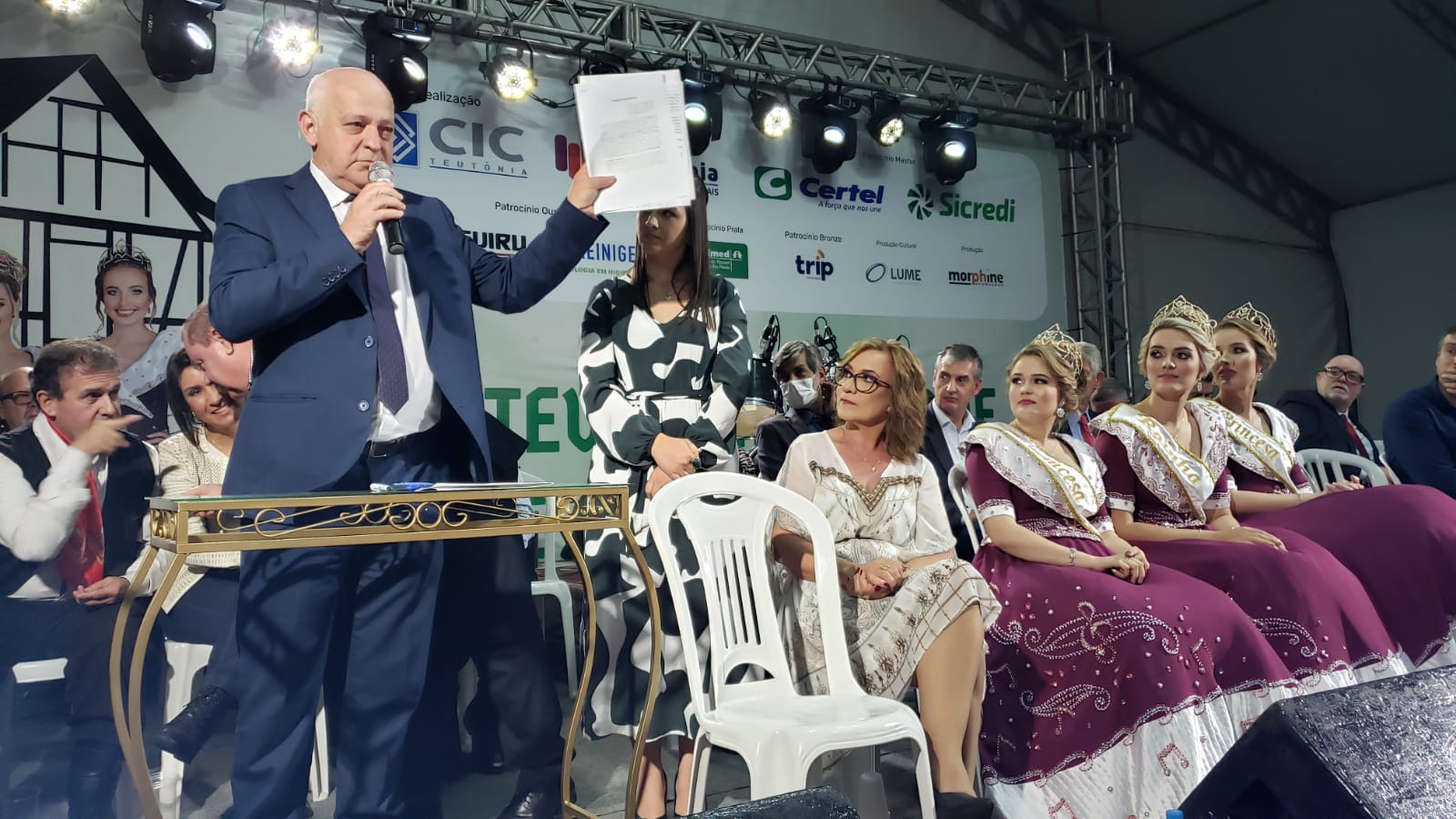 Forneck anuncia nuevo espacio para empresas en la inauguración de la Festa de Maio