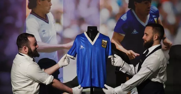 Camisa que Maradona usou na Copa de 1986 é leiloada por R$ 46,4 milhões