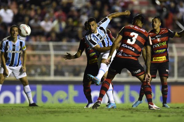 Grêmio deixa escapar vitória e G4 da Série B