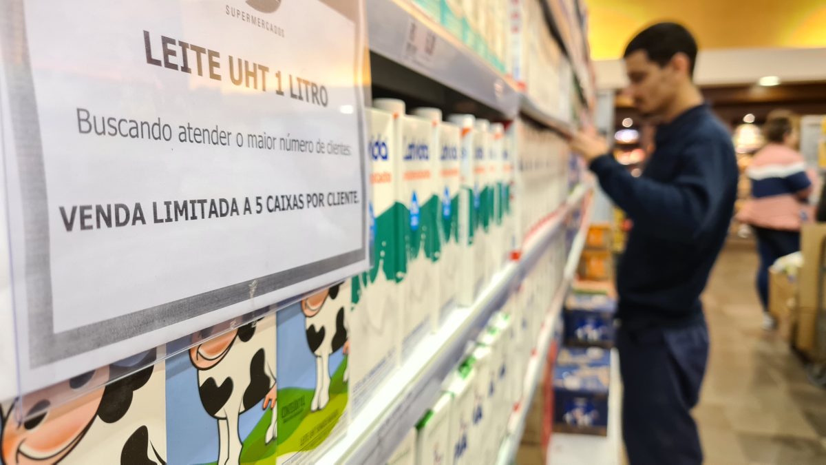 Menor oferta na indústria limita venda de leite nos mercados