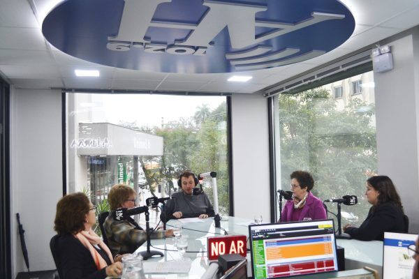 Mulheres precisam ser encorajadas à política, destacam debatedoras