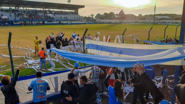 Torcida mobilizada para apoiar o Lajeadense