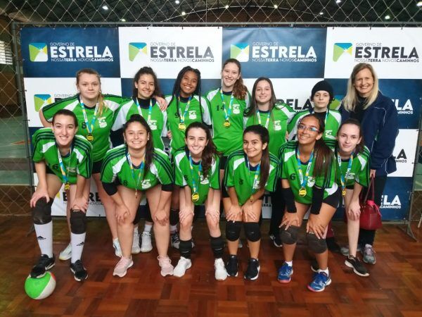 Últimos campeões estudantis nas quadras de vôlei