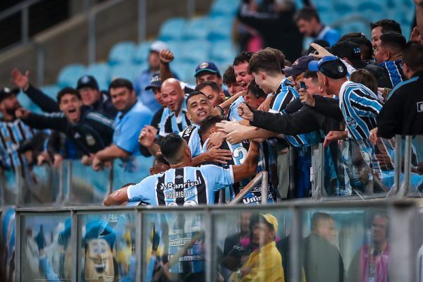 Grêmio leva sustos, mas derrota o Londrina e se mantém no G4