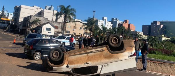 Veículo capota no Centro de Lajeado