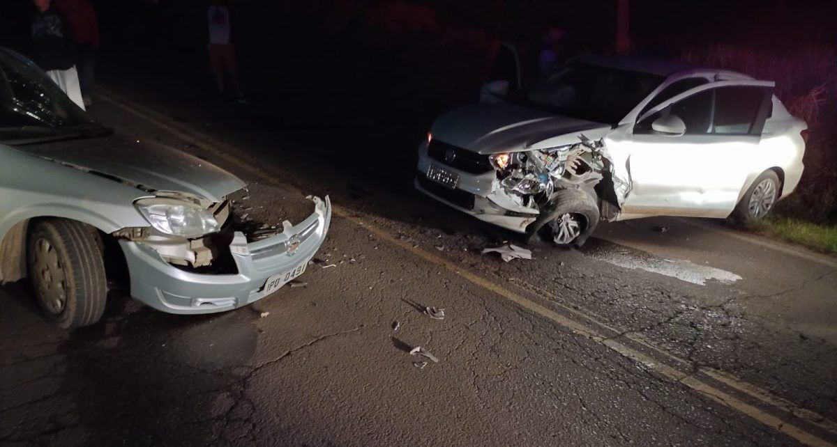 Dois carros batem de frente na ERS-419, em Teutônia