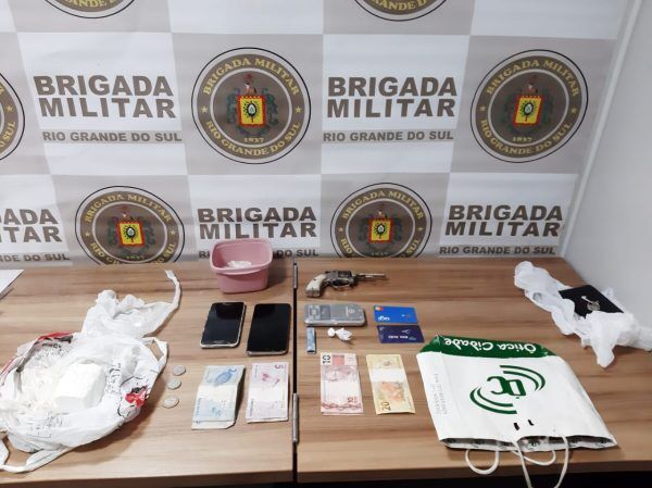 Homem é preso com arma e drogas em Mato Leitão