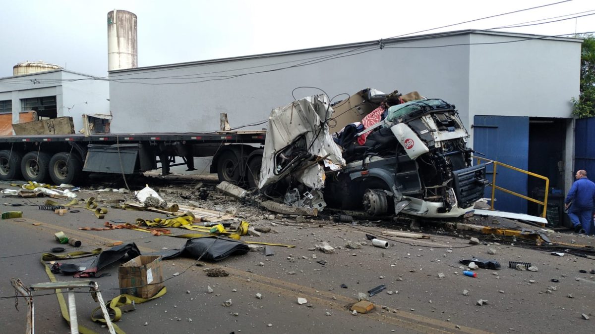 Motorista morre após colisão em Imigrante