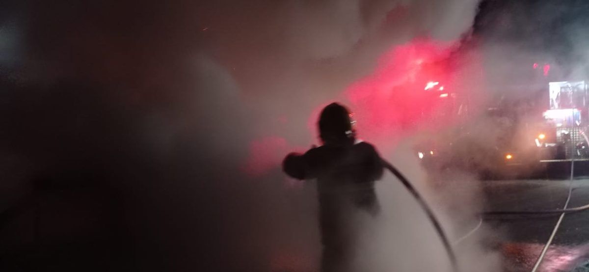 FOTOS: Carro pega fogo em Marques de Souza