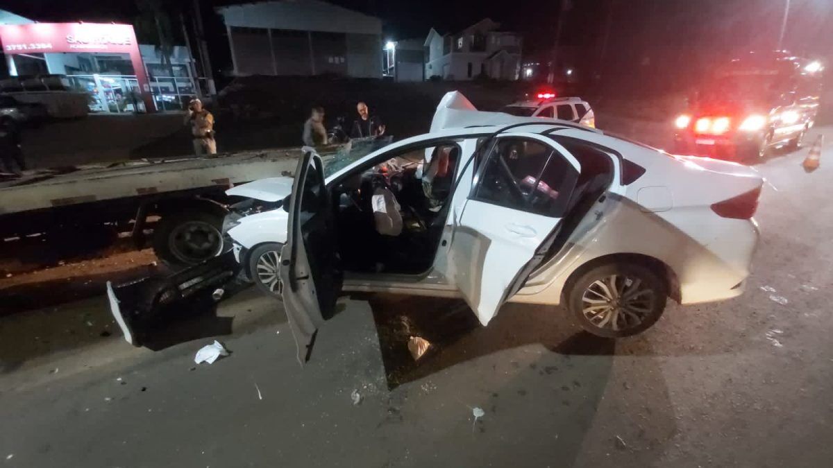 Colisão entre carro e caminhão deixa condutora ferida em Encantado