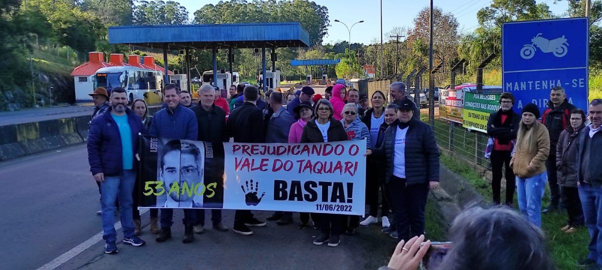 Manifestantes levantam as cancelas em Cruzeiro do Sul