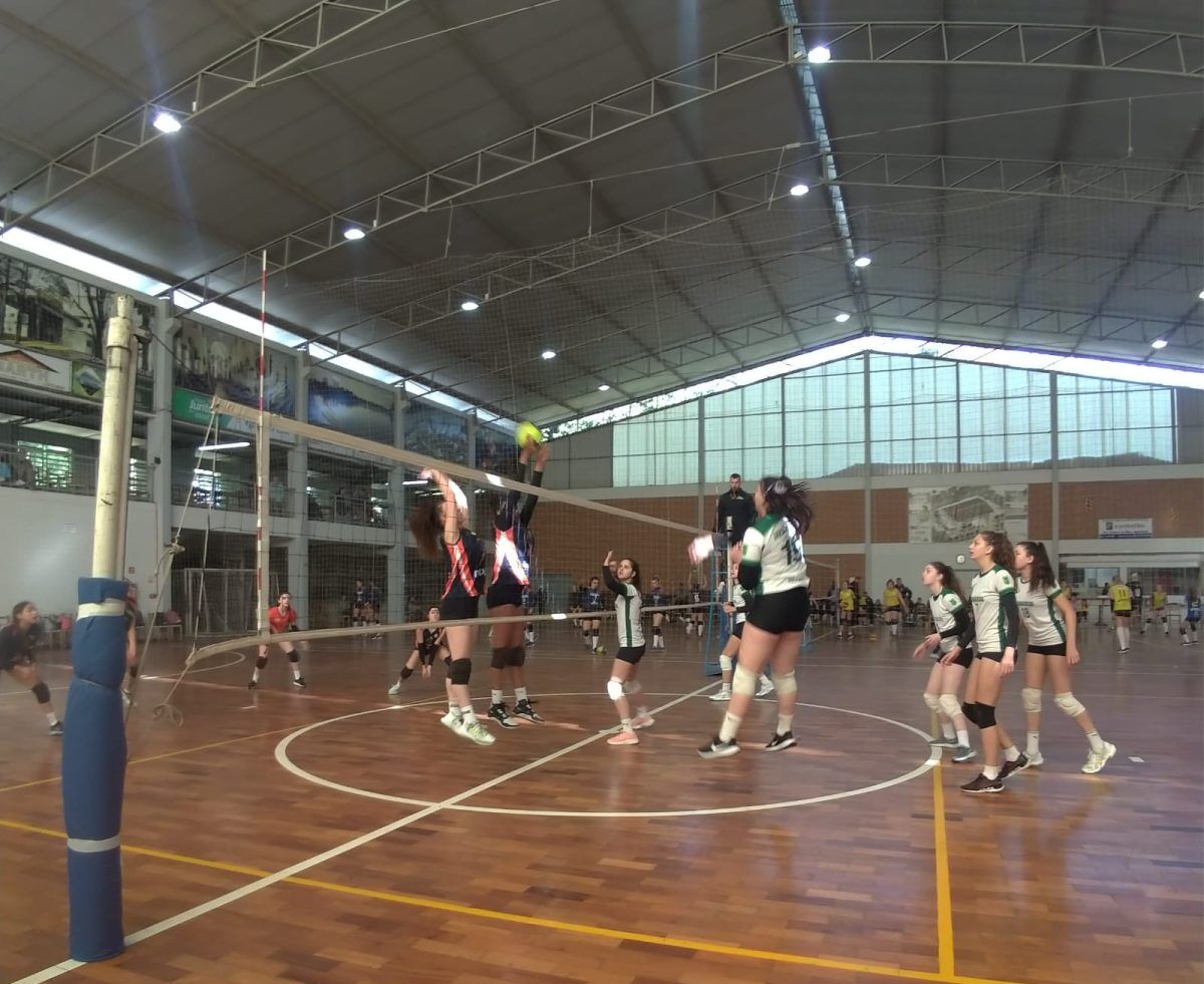 Festival de Vôlei une atletas, coordenadores e famílias nas quadras de Estrela