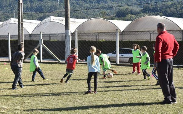 Imigrante dispõe de escola de futebol para crianças