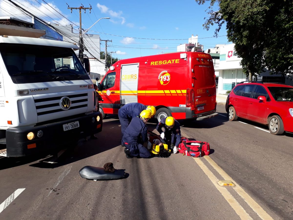 Colisão com caminhão deixa motociclista ferido em Lajeado