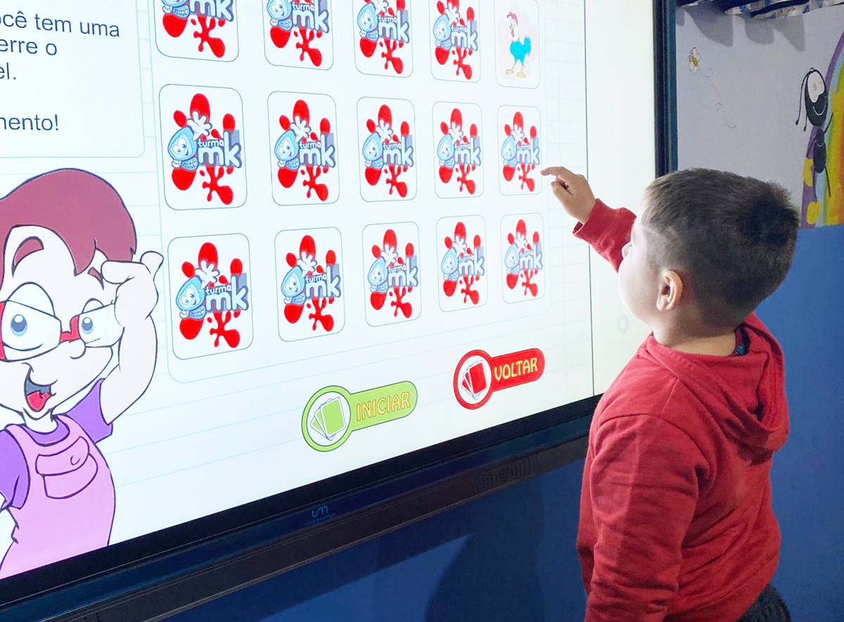 Inovação com foco na Educação: Prefeituras do Vale investem em telas interativas para salas de aula