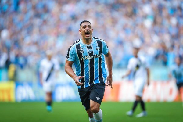 Grêmio vence a Ponte Preta e sobe para a vice-liderança