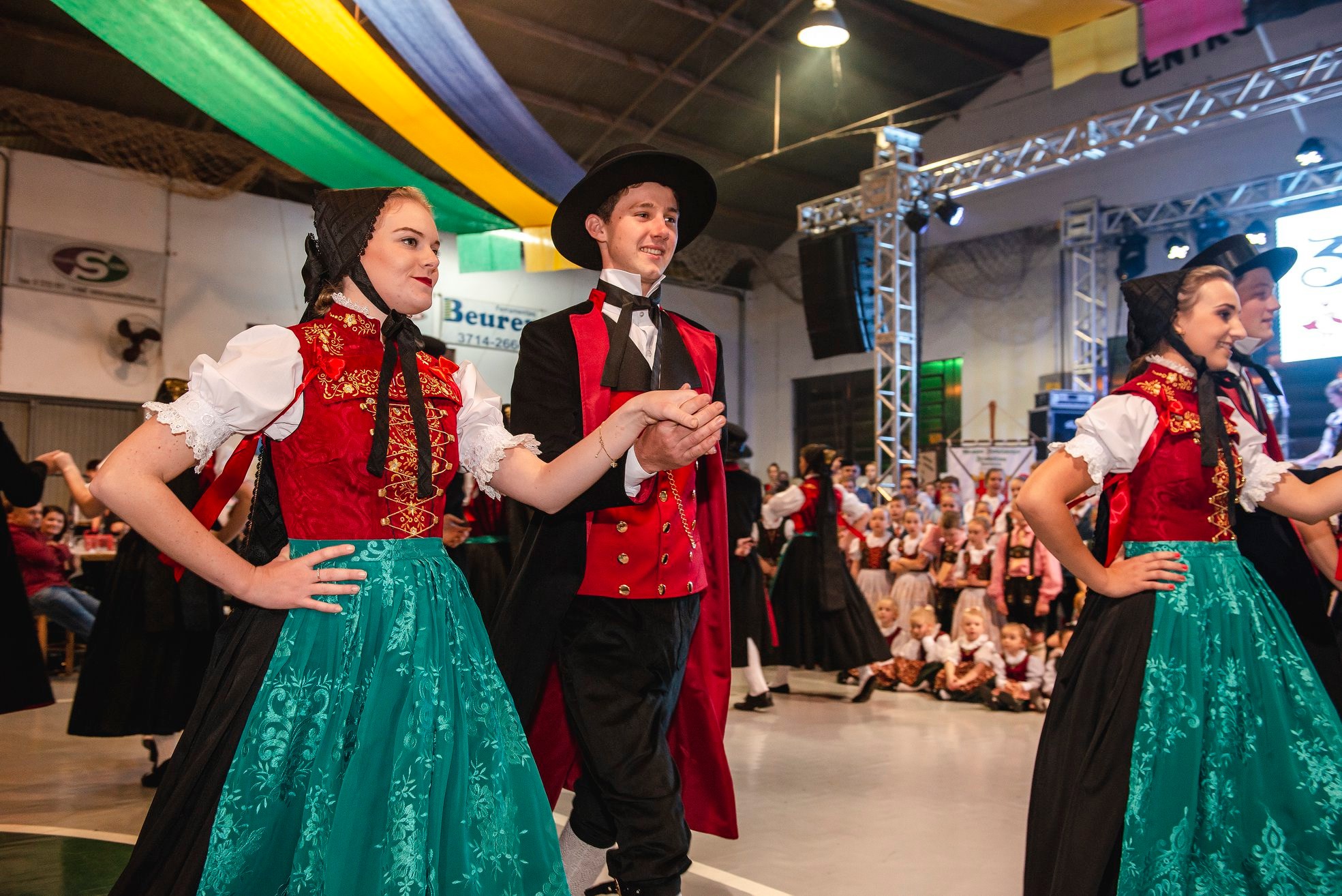 Encontro de grupos de dança valoriza história e cultura germânica