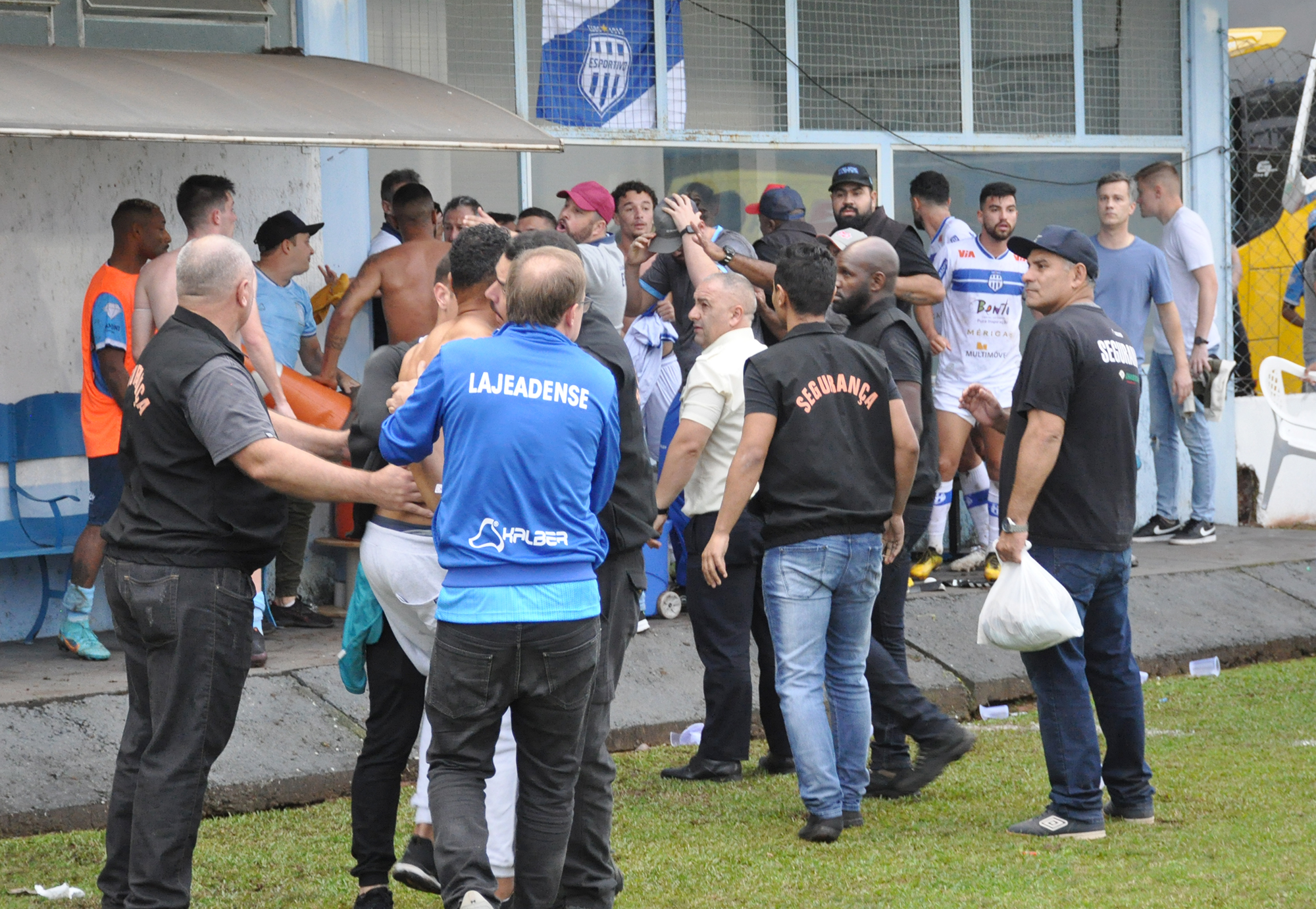 Dirigentes condenam confusão após fim de jogo na Arena Alviazul