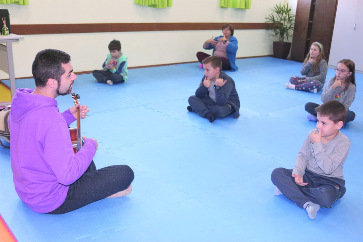 Projeto oferece aulas de yoga e meditação a alunos