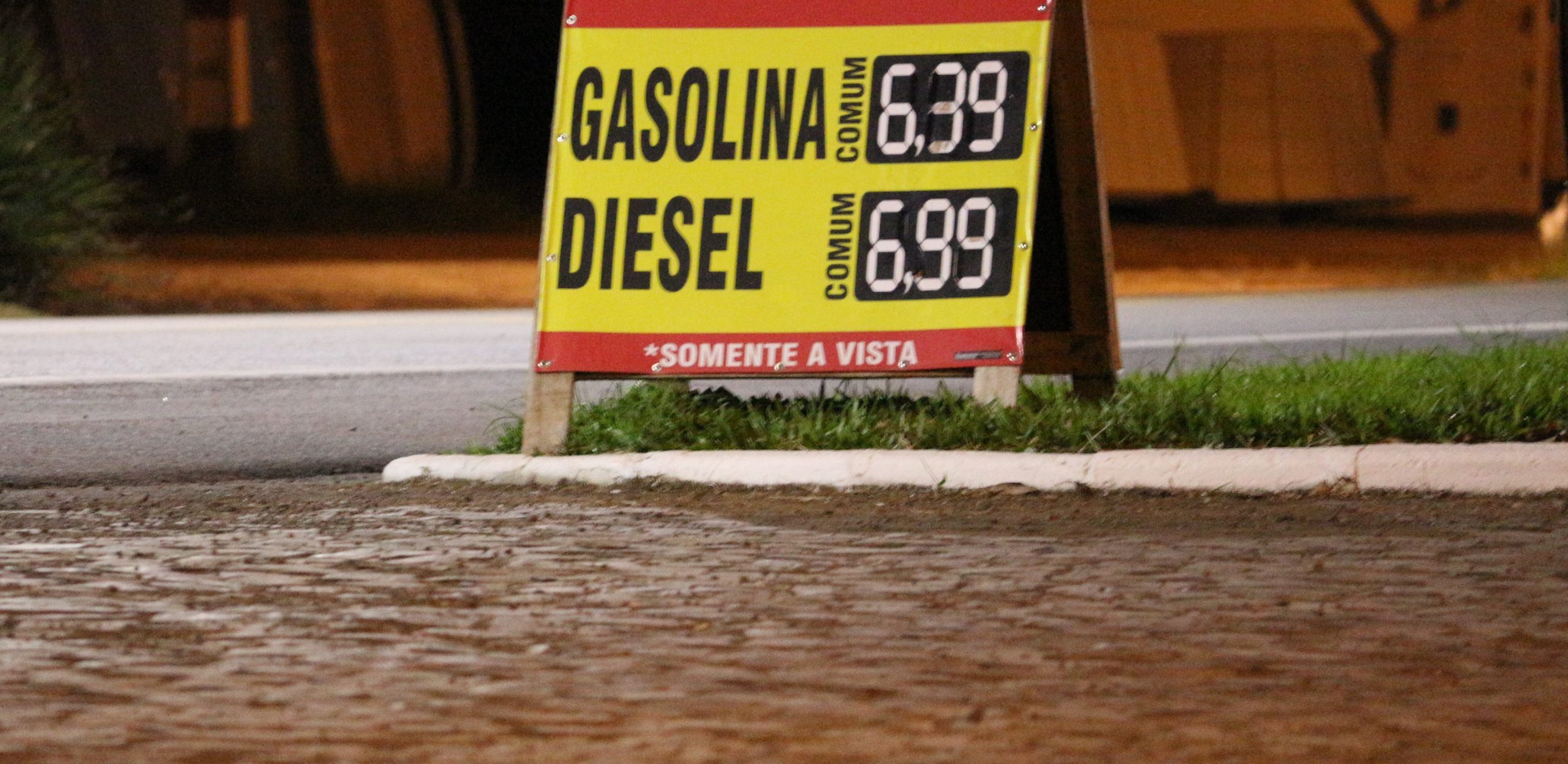 Vereador deve acionar MP contra variação no preço da gasolina