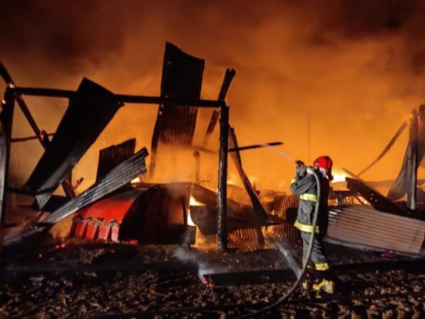 Incêndio destrói 20 veículos e mata 12 terneiros em Teutônia