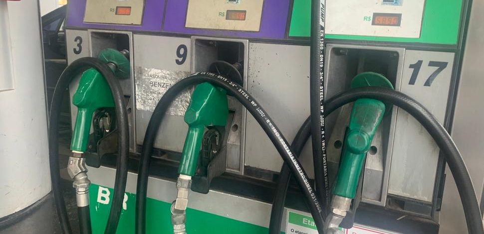 Preço médio da gasolina comum está abaixo dos R$ 6 em Lajeado