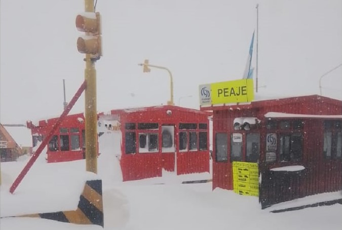 Nevasca na Cordilheira retém 34 turistas do Vale