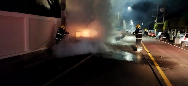 Veículo é destruído por incêndio em Lajeado