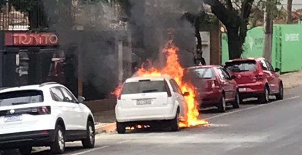 Carro incendeia no Centro de Lajeado