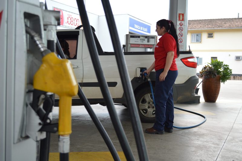Gasolina comum volta a custar menos de R$ 5 no Vale