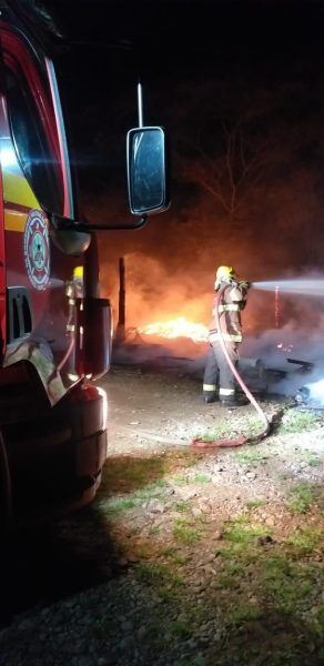 Incêndio consome aviário em Encantado