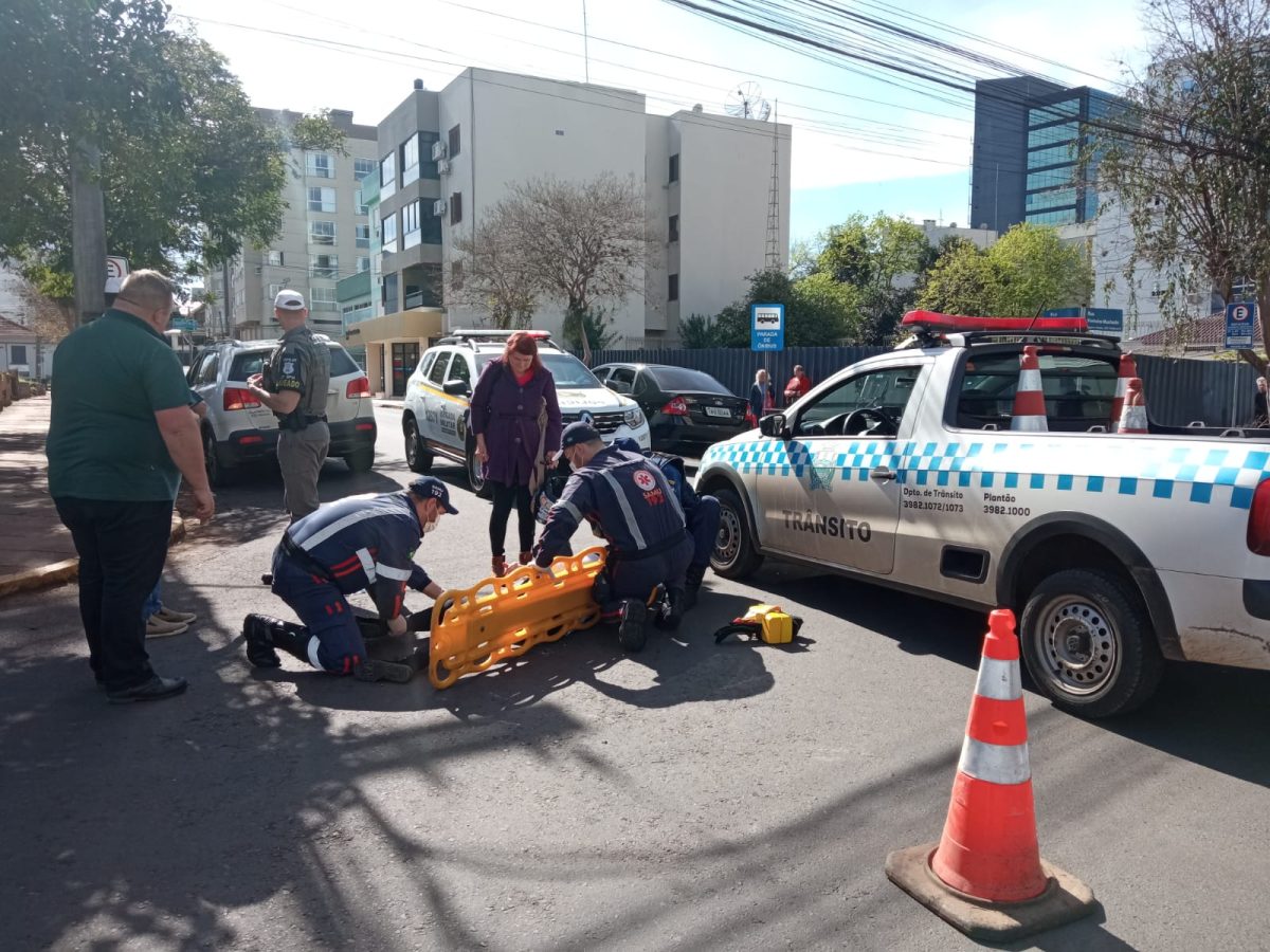 Acidente deixa motociclista ferida no Centro de Lajeado 