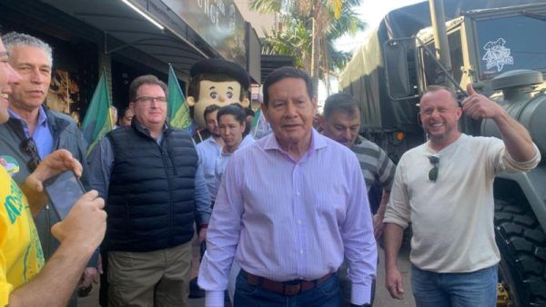 Hamilton Mourão faz campanha em Lajeado