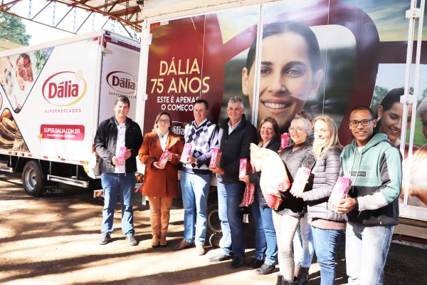 Dália entrega 35 mil quilos de alimentos para escolas