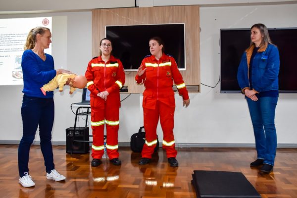 Servidores da educação recebem treinamento dos Bombeiros Imicol
