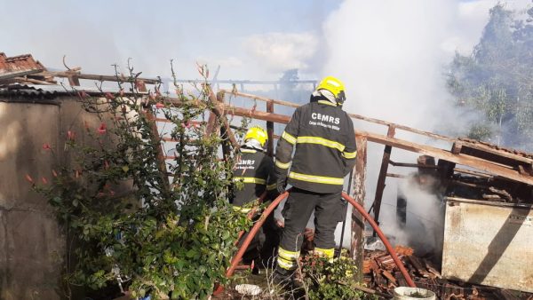 Residência pega fogo no interior de Santa Clara do Sul