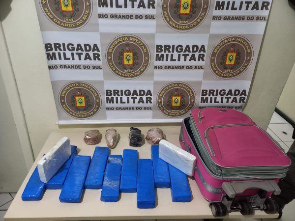 Dupla é detida com nove quilos de drogas em veículo na ERS-129