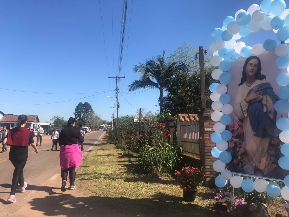 Em procissão, fiéis fazem homenagem à Nossa Senhora