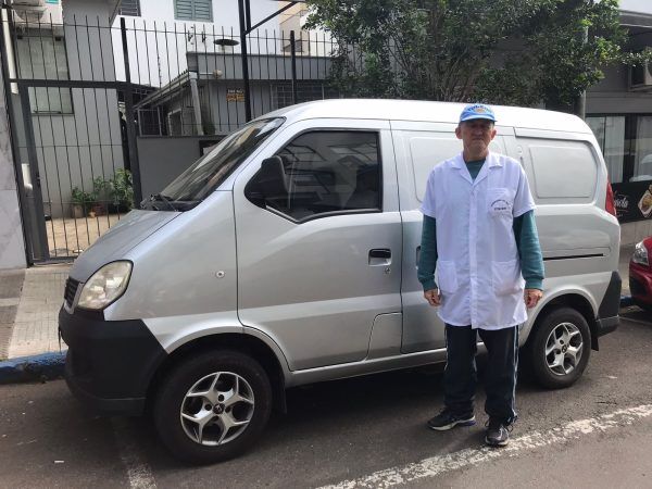 Confeiteiro agradece à polícia após veículo ser recuperado