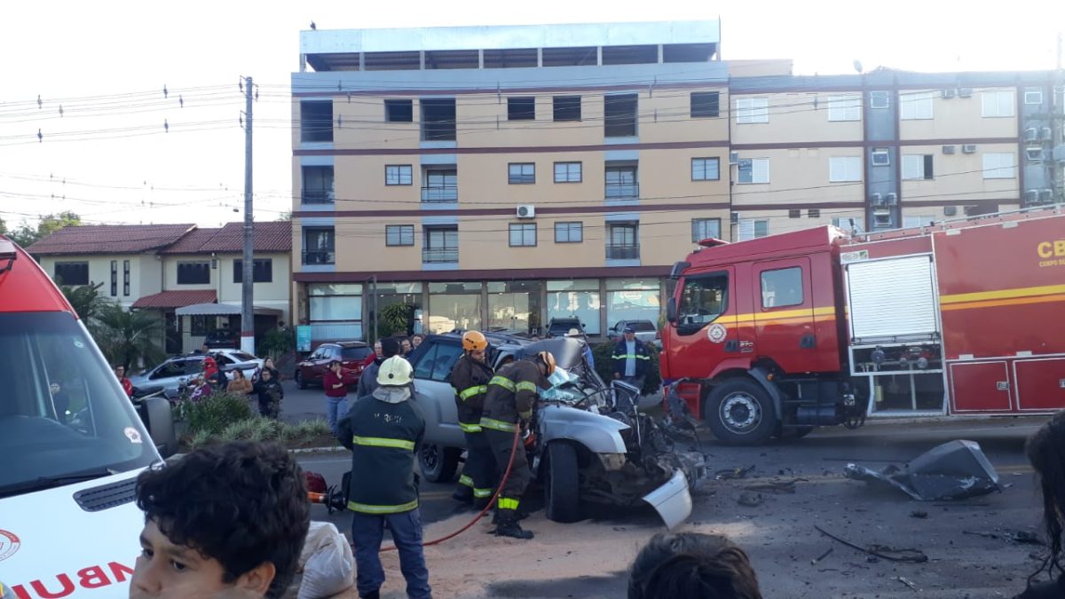 Colisão entre carro e ônibus escolar deixa um morto na ERS-129