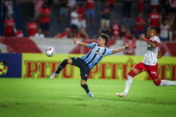 Com um a mais, Grêmio perde para o CRB