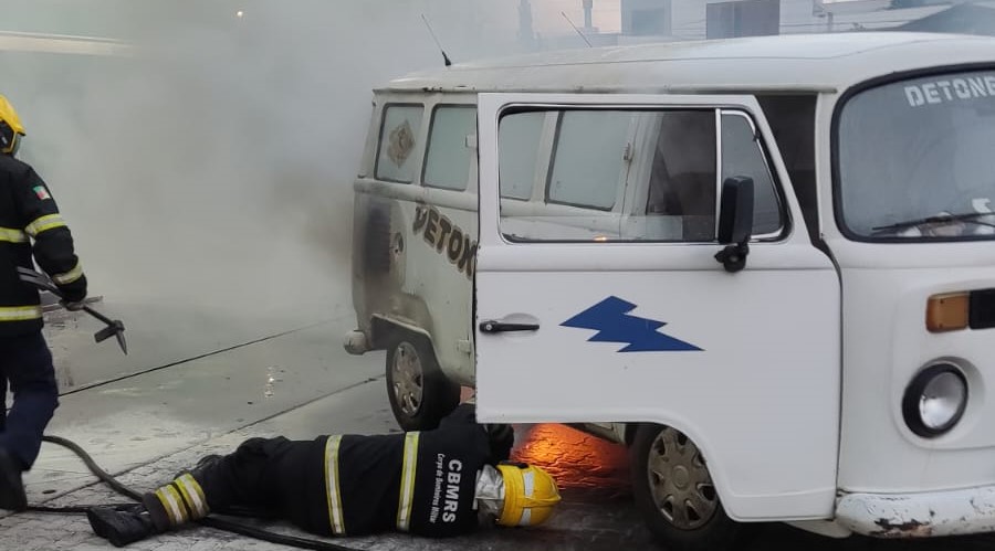 Kombi incendeia durante abastecimento no Bairro Montanha, em Lajeado
