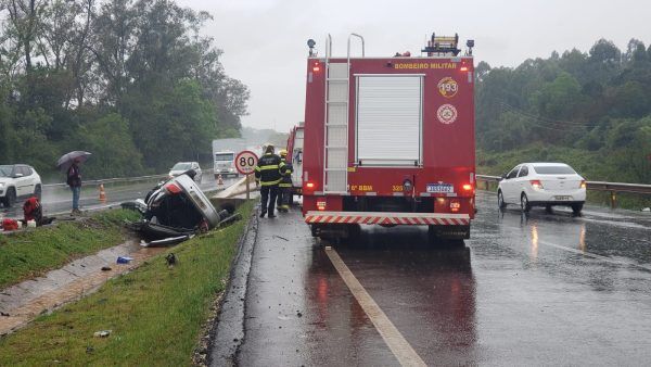 Carro capota na BR-386, em Estrela 